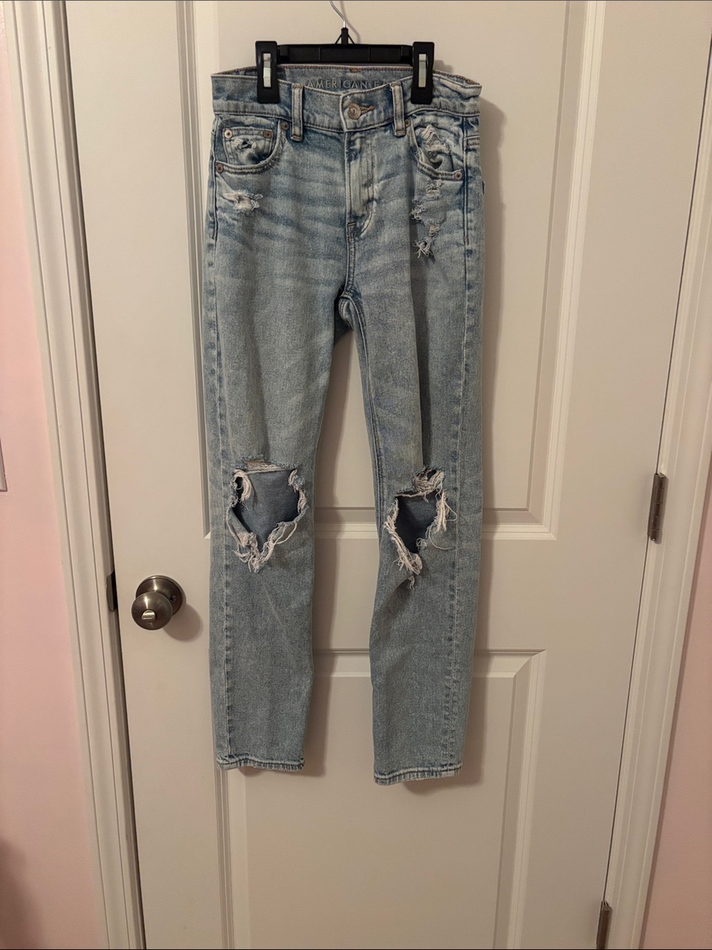 American Eagle Light Wash Distressed Super high rise ankle straight jean.